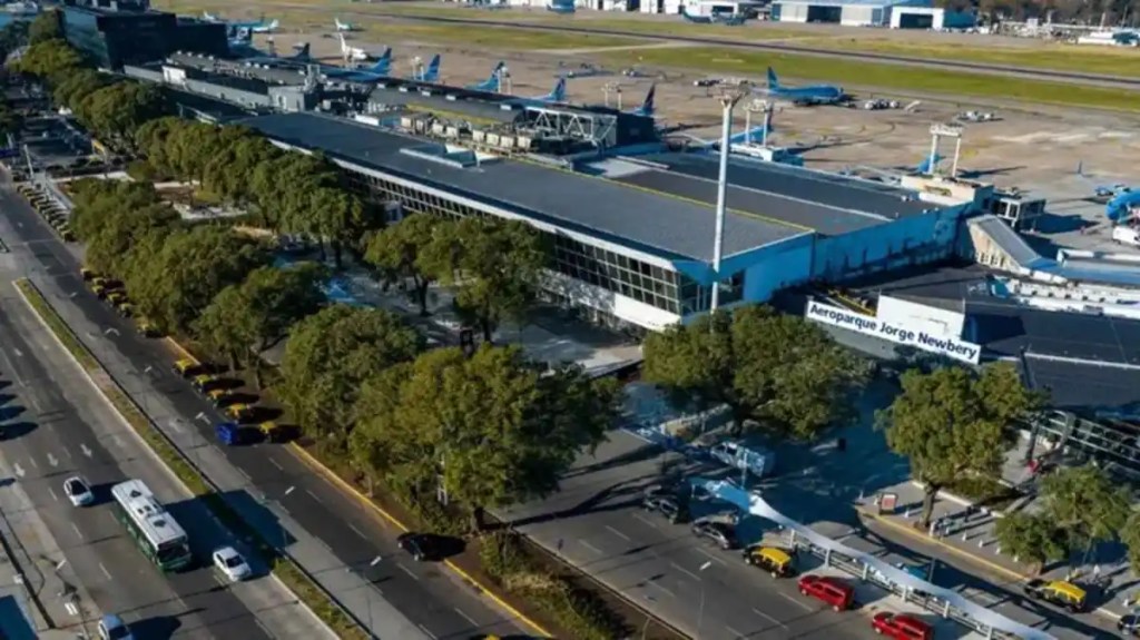 Colapso parcial del techo en Aeroparque tras fuerte tormenta