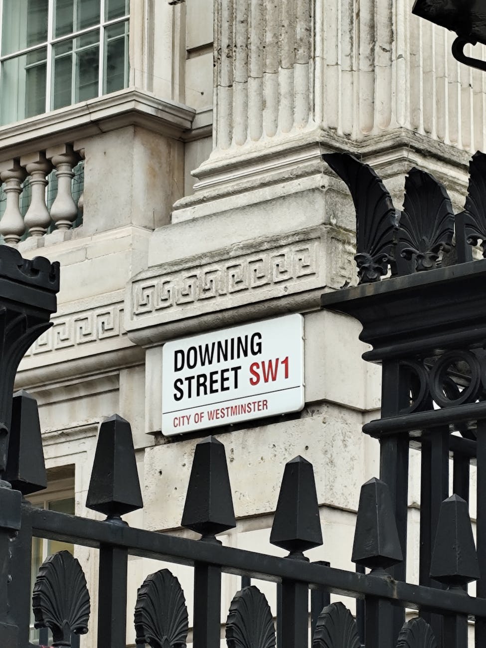 Laborismo británico bajo presión tras triple renuncia en pocas horas