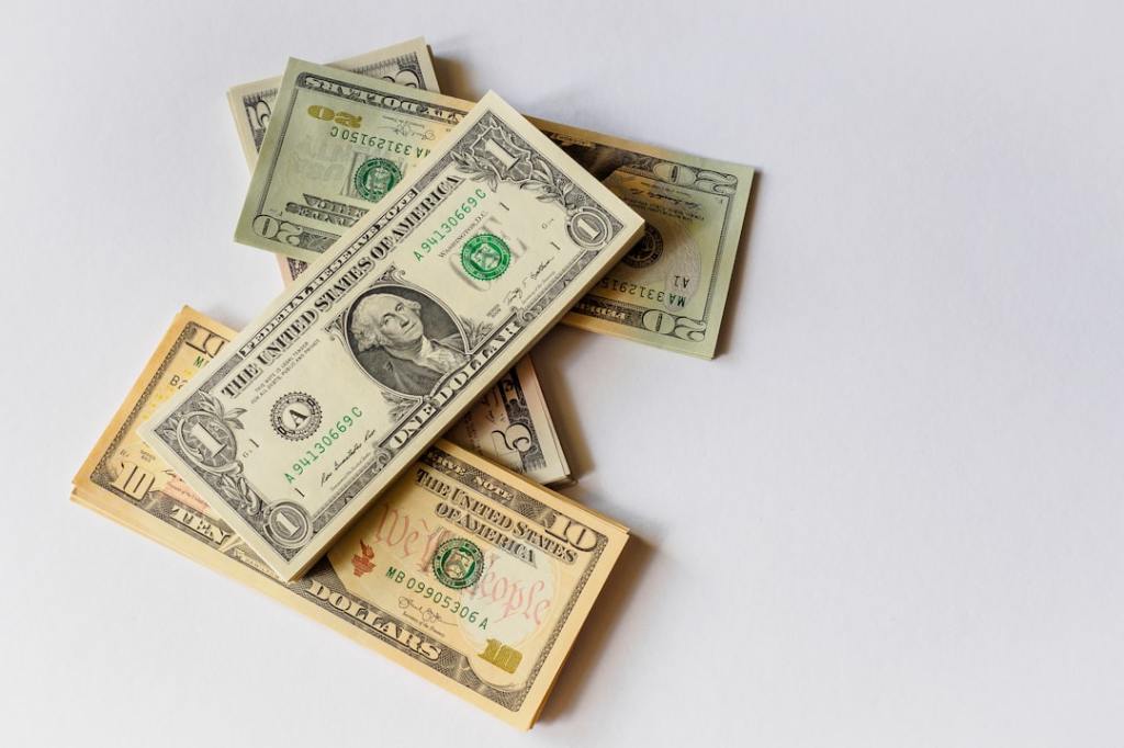 El dólar llega a $1.500 en mercado recalentado por deuda&nbsp;vencida
